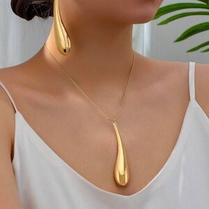 Elegant Gold Teardrop Necklace and Earring Set